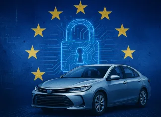 Los expertos advierten a la UE: Hay que ciberproteger a los vehículos conectados y hay que hacerlo ya Un coche sobre la bandera de la Unión Europea