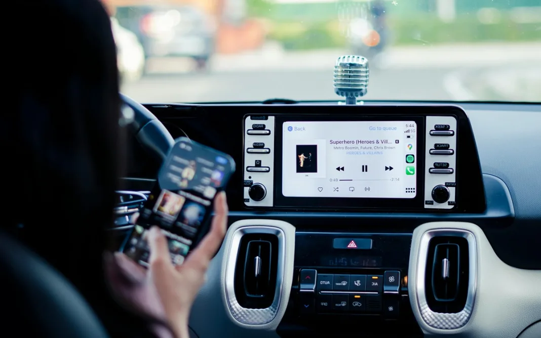 Imagen de una persona escuchando música en coche