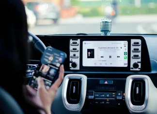 En el Día Mundial de las tiendas de discos: Qué formas existen de que te llegue la música en un vehículo Imagen de una persona escuchando música en coche