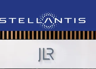 Stellantis y JLR exploran una alianza estratégica en Estados Unidos, pero… ¿con qué fin? Logo combinado de Stellantis y Jaguar Land Rover