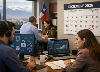 La nueva Ley de Protección de Datos ya tiene fecha definitiva en Chile Trabajadores en una oficina de Chile