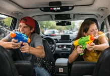 ¿Podrían ‘chivarse’ los coches conectados y autónomos de lo que hacen los usuarios que viajan a bordo? Dos adolescentes viajan en un robotaxi
