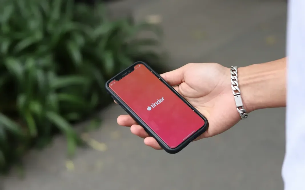 Aplicación Tinder en móvil