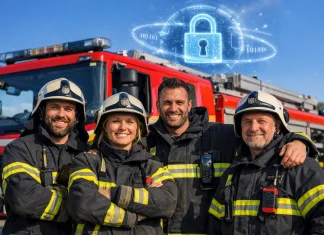 Qué recomendaciones de ciberseguridad hace esta guía a los vehículos de emergencias Un grupo de bomberos delante de su camión