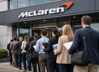 McLaren busca expertos para garantizar la ciberseguridad de sus futuros modelos Personas a la puerta de sede de McLaren